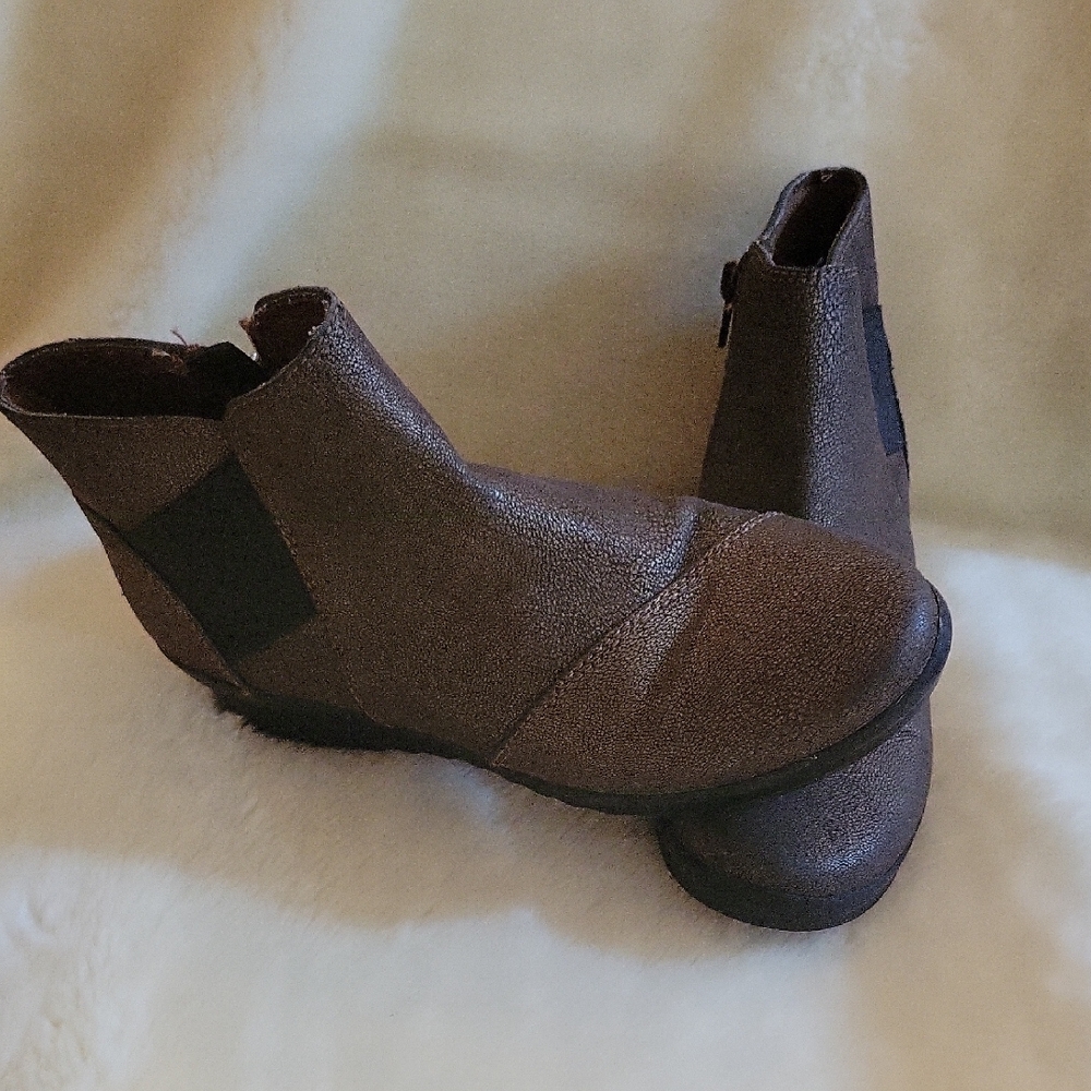 CLOUDSTEPPERS Clarks Women’s Bronze Caddell Tropic Wedge Ankle Booties. Size 6